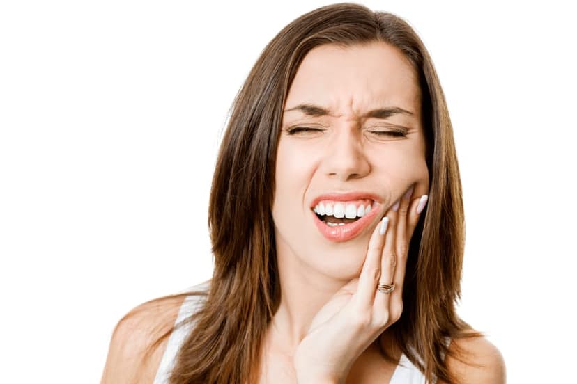 Natural toothache remedies including clove oil, salt water, and herbal treatments